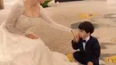 Dalam salah satu foto, Angel Karamoy menunjukkan sisi keibuannya saat berinteraksi dengan sang anak. Anak Angel Karamoy dari pernikahannya terdahulu menjadi bukti kasih sayangnya sebagai ibu. Momen haru terlihat ketika seorang bocah bersetelan tuxedo mencium tangannya dengan penuh hormat.  (Liputan6.com/IG/@realangelkaramoy)