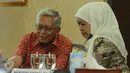 Mensos Khofifah Indar Parawansa (kanan) berbincang dengan Prof Budi Santoso saat Forum Koordinasi Pemberdayaan Komunitas Adat Terpencil di Jakarta, Rabu (4/11/2015). Forum membahas permasalahan dan solusi terkait KAT. (Liputan6.com/Helmi Fithriansyah)