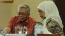 Mensos Khofifah Indar Parawansa (kanan) berbincang dengan Prof Budi Santoso saat Forum Koordinasi Pemberdayaan Komunitas Adat Terpencil di Jakarta, Rabu (4/11/2015). Forum membahas permasalahan dan solusi terkait KAT. (Liputan6.com/Helmi Fithriansyah)