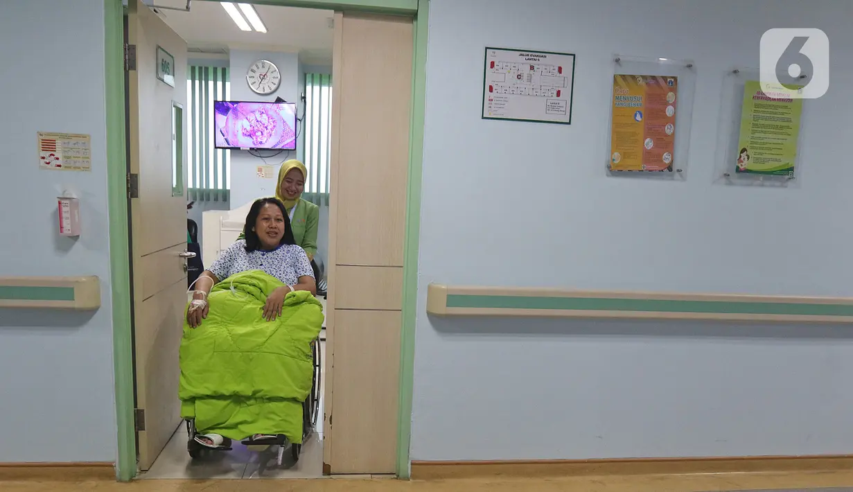 Regina (43) bersiap menjalani proses persalinan di RSUD Pasar Minggu, Jakarta, Kamis (20/2/2020). Bayi perempuan pasangan Regina dan Andre (47) bernama Glowy Lidwina lahir secara sesar di tanggal 20 bulan 02 tahun 2020 atau 20-02-2020. (Liputan6.com/Herman Zakharia)