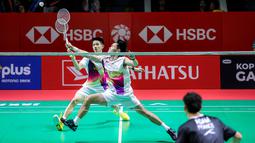 Pebulu tangkis ganda putra Indonesia, Nikolaus Joaquin/Raymond Indra berusaha mengembalikan kok ke arah pasangan Prancis, Eloi Adam/Leo Rossi dalam laga babak 32 besar Indonesia Masters 2026 di Istora, Senayan, Jakarta, Selasa (20/01/2026). (Bola.com/Bagaskara Lazuardi)