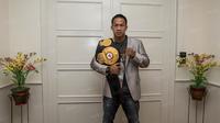 Petinju Indonesisa, Daud Yordan, memegang sabuk juara WBA Internasional saat mendatangi Kantor Kemenpora di Jakarta, Selasa (14/6/2016). (Bola.com/Vitalis Yogi Trisna)