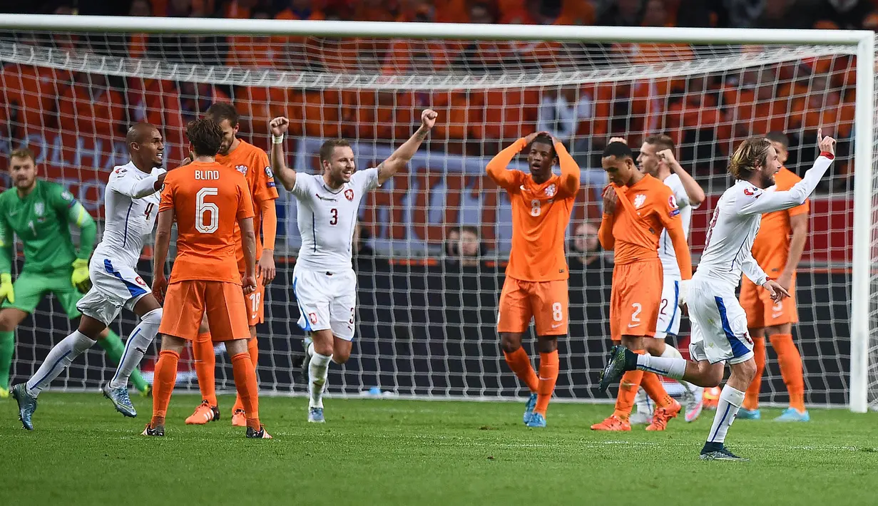 Suasana usai terjadinya gol dari Ceska ke gawang Belanda pada laga kualifikasi Piala Eropa 2016 di Stadion Amsterdam Arena, Belanda, Rabu (14/10/2015). The Oranje gagal lolos ke Piala Eropa 2016. (AFP Photo/Emmanuel Dunand)