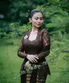 Tampil anggun dalam balutan kebaya kutubaru cokelat dan kain batik lawas, Ariel menghadirkan interpretasi modern tentang kecantikan perempuan Indonesia yang berakar kuat pada tradisi. [@didietmaulana].