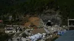 Para petugas penyelamat berusaha untuk menjangkau titik lokasi 41 orang yang terperangkap di dalam Silkyara, beberapa hari setelah tambang tersebut runtuh di distrik Uttarkashi, negara bagian Uttarakhand, India pada tanggal 26 November 2023. (Arun SANKAR/AFP)