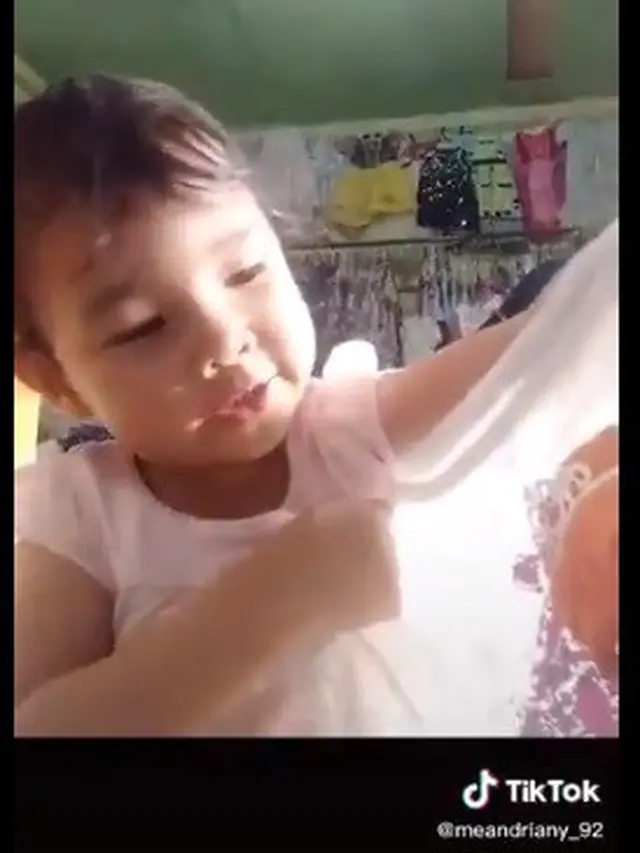 bocah bantu ibu berjualan baju