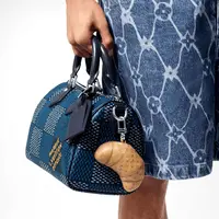 Bukan hanya menambah estetika, LV Croissant Bag Charm berfungsi ganda sebagai kantong mini. Harganya sendiri mencapai Rp15,3 juta. [Dok/louisvuitton.co.id].
