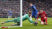 Kiper Liverpool, Caoimhin Kelleher, menangkap bola tendangan pemain Chelsea, Cole Palmer, pada laga final Carabao Cup 2023/2024 di Stadion Wembley, Minggu (25/2/2024). (AP Photo/Alastair Grant)