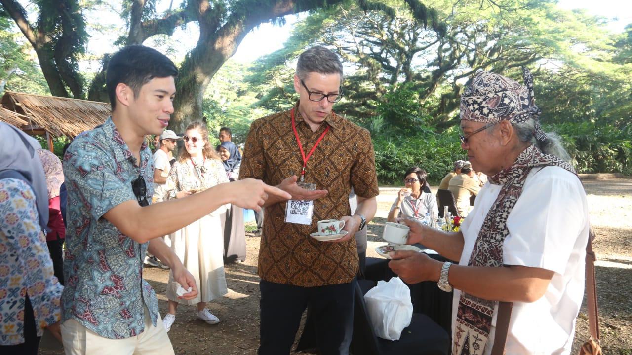 Para delegasi dari sejumlah negara sedang menikmati kopi di hutan De Djawatan Banyuwangi (Istimewa)