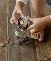 Banyak biaya kecil yang terlihat sepele seperti makan di luar atau aktivitas tambahan (Sumber: Pexels.com)