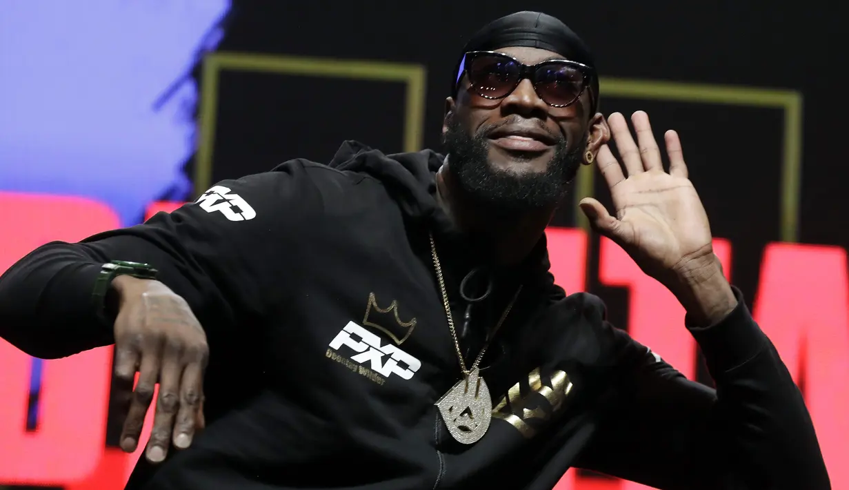 Petinju asal AS, Deontay Wilder mengejek Tyson Fury dari Inggris saat melakukan penimbangan berat badan untuk pertandingan tinju kelas berat WBC di Las Vegas (21/2/2020). Keduanya pernah bertemu pada 1 Desember 2018 dan berakhir imbang. (AP Photo/Isaac Brekken)