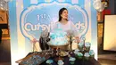 Tak hanya mendapatkan kehangatan dan dukungan dari fans, Cut Syifa pun mendapatkan kue cantik bernuansa biru. (Bambang E. Ros/Bintang.com)