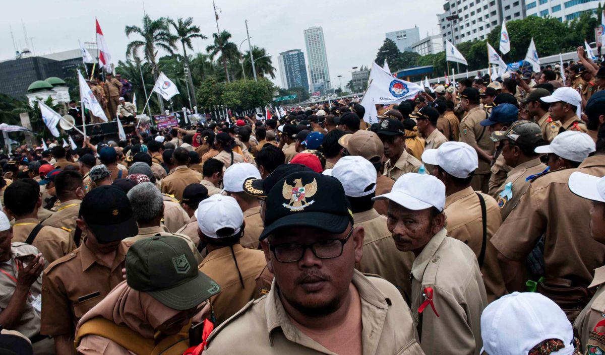 Akademisi Universitas Paramadina&nbsp;itu menambahkan, keberpihakan perangkat desa terhadap pasangan calon tertentu juga akan berdampak buruk bagi demokrasi.<br>