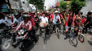 Para simpatisan mengantar pasangan calon walikota dan wakil walikota Yogyakarta Imam Priyono-Ahmad Fadli mendaftarkan di KPUD kota Yogyakarta, Rabu (21/9). Imam-Fadli diusung PDIP, Nasdem dan PKB. (Liputan6.com/Boy Harjanto)