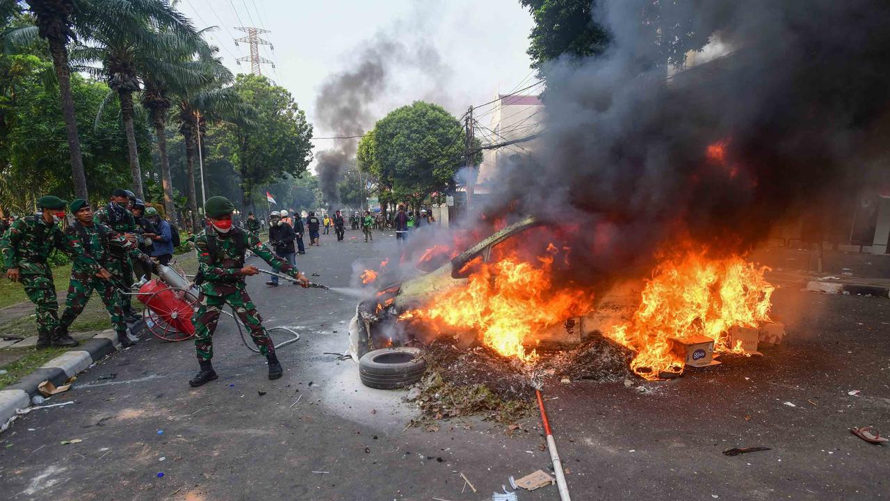 FOTO: Demo Ricuh di Kwitang Usai Kematian Driver Ojol Tertabrak Rantis Brimob