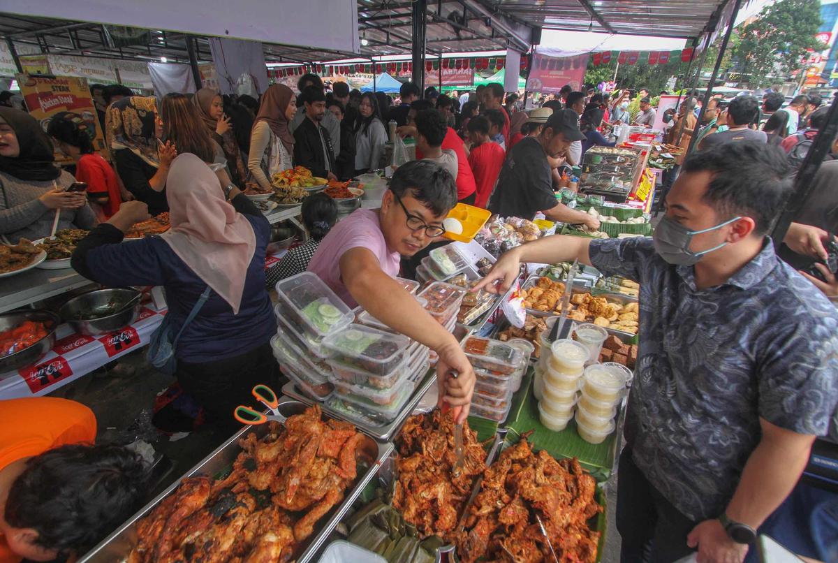 FOTO: Pasar Takjil Benhil Jadi Magnet Warga Berburu Menu Berbuka