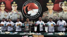 Kabid Humas Polda Metro Jaya Kombes Pol E. Zulpan (tengah) didampingi Ditnarkoba Kombes Pol Mukti Juharsa beserta jajaran menunjukkan barang bukti saat rilis hasil Operasi Kewilayahan Nila Jaya 2022 di Mapolda Metro Jaya, Jakarta, Selasa (13/12/2022). Direktorat Reserse Narkoba Polda Metro Jaya bersama Satuan Reserse Narkoba Polres berhasil mengamankan 278 tersangka dari 222 kasus serta barang bukti berupa 13,7 Kg sabu, 147,22 Kg ganja, 2.088 butir ekstasi, 229.759 butir obat baya, 119 gram tembakau sintetis, dan 1,17 liter cairan narkotika dalam Operasi Nila Jaya 2022 yang berlangsung 16-30 November 2022. (merdeka.com/Iqbal S. Nugroho)