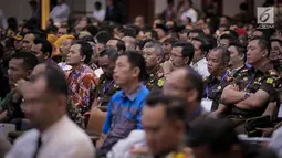 Sejumlah pekerja saat mendengarkan arahan Menko Polhukam Wiranto dalam Rakornas Bidang Kewaspadaan Nasional di Jakarta, Rabu (27/3). Rakornas tersebut berlangsung dalam rangka pemantapan penyelenggaraan Pemilu 2019. (Liputan6.com/Faizal Fanani)