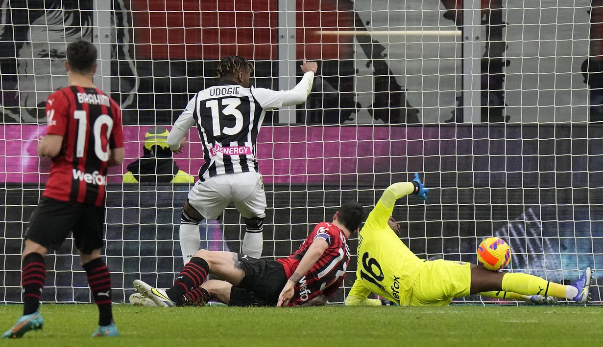 Udinese baru bisa menyamakan skor 1-1 di babak kedua pada menit ke-66. Gol yang berbau kontroversial karena terindikasi handball tersebut dicetak oleh pemain pengganti Destiny Udogie. (AP/Luca Bruno)