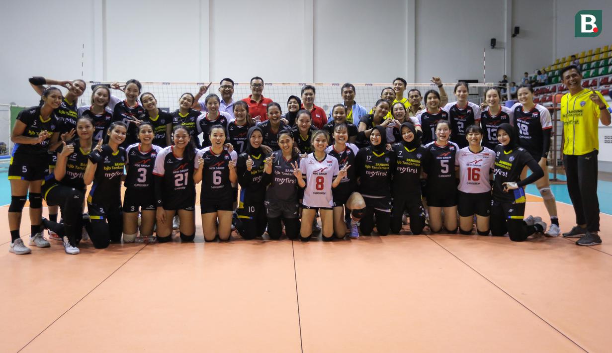 Laga pertama uji coba tersebut kemudian ditutup dengan foto bersama antara Timnas Voli Putri Singapura dan Bandung Bjb Tandamata. (Bola.com/Bagaskara Lazuardi)