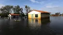 Sebuah rumah tampak terendam banjir yang melanda Asuncion, Paraguay, Senin (28/12). Banjir terparah dalam kurun waktu 23 tahun ini, bahkan telah membuat lebih dari 100.000 warga mengungsi. (REUTERS/Jorge Adorno)