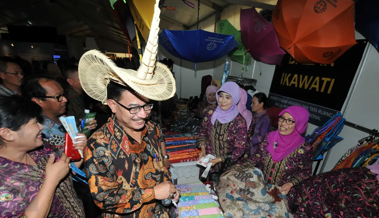 Menteri Agraria dan Tata Ruang, Ferry Mursidan Baldan melihat salah satu stand pameran pertanahan di Senayan, Jakarta, Jumat (6/11). Pameran dalam rangka perayaan hari Agraria dan Tata Ruang ini digelar hingga 8 November.  (Liputan6.com/Helmi Afandi)