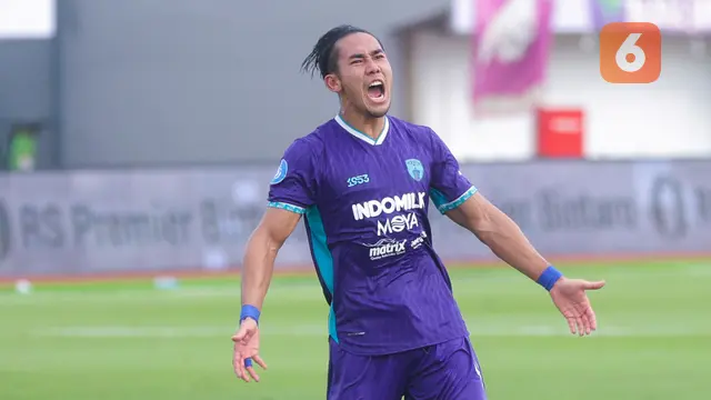 Foto: Semangat Membara Ryuji Utomo Saat Membawa Persita Tumbangkan Persik di BRI Liga 1