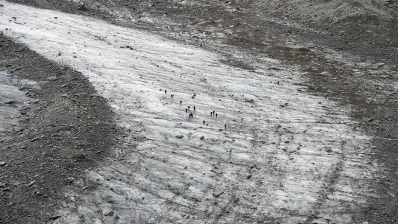 Menelusuri gua es La Grotte de glace di lereng Mont Blanc