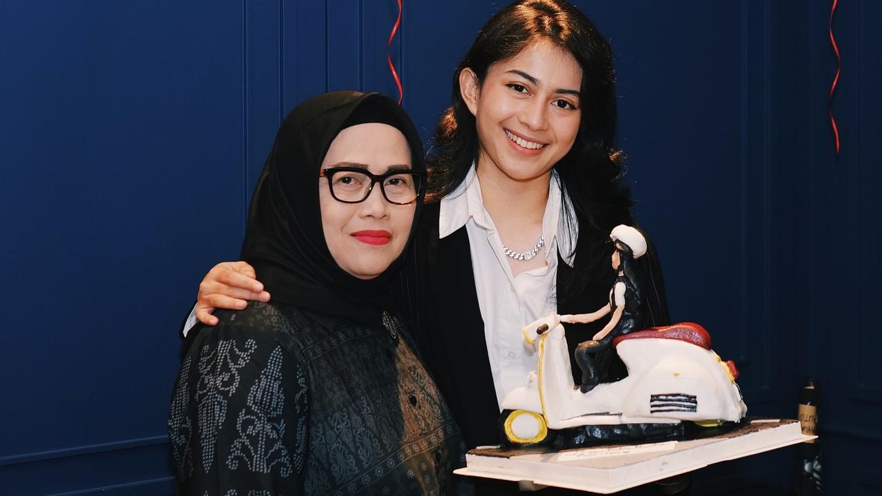 9 Potret Ulang Tahun Sintya Marisca, Ada Umi Pipik dan Anak Ketiganya - Abidzar Al Ghifari Tak Hadir?