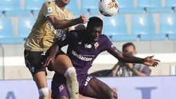 Gelandang SPAL,  Mohamed Fares berebut bola dengan gelandang Fiorentina, Alfred Duncan pada pertandingan lanjutan Liga Serie A Italia di stadion Paolo Mazza di Ferrara, Italia, Minggu (2/8/2020). Fiorentina menang telak 3-1 atas SPAL. (Filippo Rubin/Lapresse via AP)