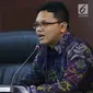 Juru Bicara MK Fajar Laksono (kanan) saat menjelaskan angket KPK di Gedung MK, Jakarta, Kamis (15/2). Atas putusan MK tersebut, KPK nantinya disebutkan wajib melaksanakan rekomendasi yang dihasilkan Pansus. (Liputan6.com/Angga Yuniar)