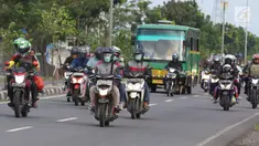 Sejumlah pemudik pengguna kendaraan roda dua melintasi Jalur Pantura Cirebon, Jawa Barat, Kamis, (29/6). Memasuki H+4 Lebaran jalur Pantura Cirebon mengarah ke Jakarta mulai dipadati pemudik pengguna kendaraan bermotor roda dua (Liputan6.com/Helmi Afandi)