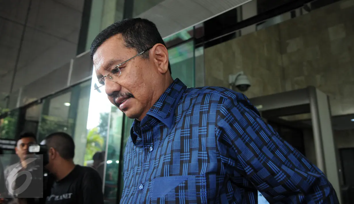 Gubernur Sumut Tengku Erry Nuradi usai memenuhi panggilan KPK  di Jakarta, Kamis (14/7). Tengku Erry akan dimintai keterangannya untuk tersangka Anggota DPRD Sumatera Utara 2014-2019 dari fraksi PDI Perjuangan Muhammad Afan. (Liputan6.com/Helmi Afandi)