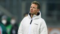 Julian Nagelsmann - Pelatih berusia 34 tahun ini mengawali kariernya sebagai pelatih tim junior 1899 Hoffenheim pada 2010. Pada saat yang sama, Ralf Rangnick duduk di kursi pelatih tim senior Hoffenheim. Juru taktik Bayern ini pun mengaku banyak mendapatkan ilmu dari Rangnick. (AFP/Christof Stache)