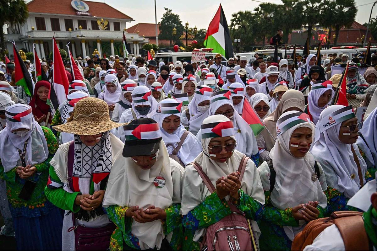 FOTO: Ribuan Warga Surabaya  Gelar Aksi Beri Dukungan kepada Warga Palestina