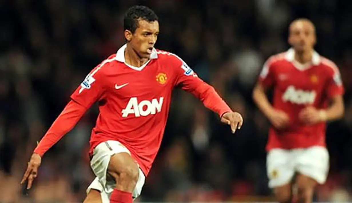 Aksi Nani yang menyumbang satu gol  ketika MU mengalahkan Tottenham Hotspur 2-0 pada partai Liga Premier di Old Trafford, 30 Oktober 2010. AFP PHOTO/ADRIAN DENNIS