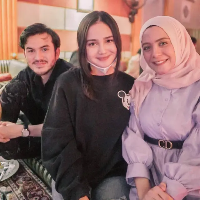 Tepis Kabar Putus, Ini 6 Momen Rizky Nazar dan Syifa Hadju Kumpul Bareng Teman