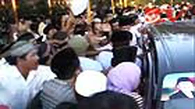 Warga Berebut Makanan Buka Puasa