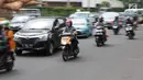 Sejumlah kendaraan roda dua melintas di persimpangan kawasan Jalan MH Thamrin, Jakarta, Jumat (20/9). Untuk menekan angka kecelakaan di Ibu Kota, BPTJ Kementerian Perhubungan berencana membatasi volume sepeda motor di Jakarta.(Liputan6.com/Faizal Fanani)