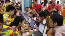 Pengunjung memesan tiket pada pameran Garuda Indonesia Travel Fair (GATF) 2018 di Jakarta Convention Centre, Jumat (5/10). Pengunjung bisa mendapatkan promosi diskon-diskon tiket penerbangan domestik maupun internasional. (Liputan6.com/Angga Yuniar)