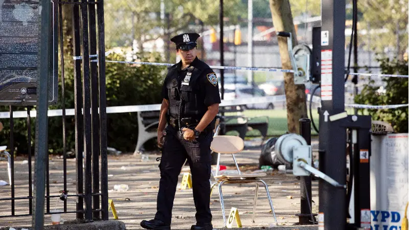 Lokasi penembakan di Taman Brownsville, New York. (AP Photo/Mark Lennihan)