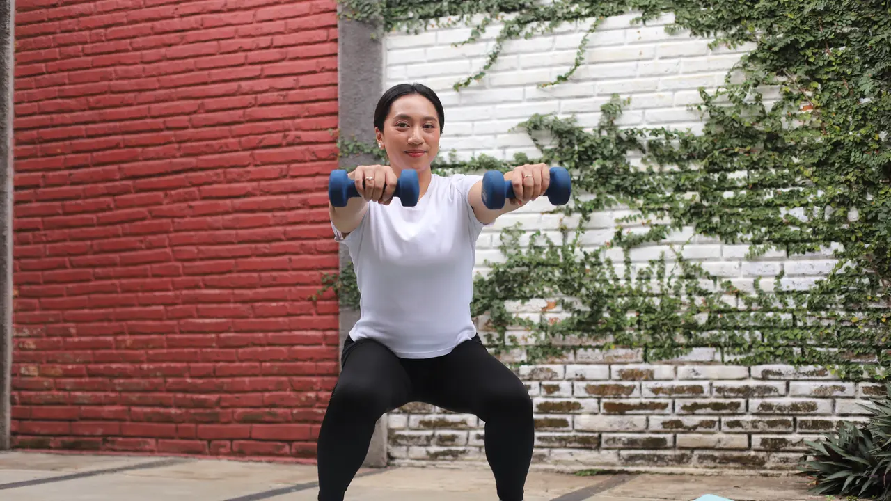 3. Berjalan Singkat atau Lakukan Mini-Workout