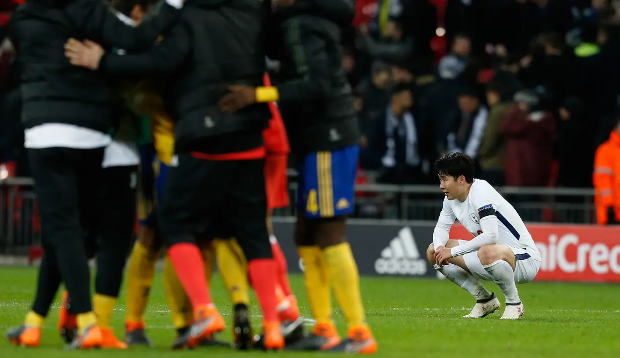 Reaksi striker Tottenham Hotspur, Son Heung-Min setelah kalah atas Juventus pada leg kedua babak 16 besar Liga Champions di Wembley, Kamis (8/3). Gol Heung-Min sia-sia setelah Juventus sanggup mencetak dua gol balasan di paruh kedua. (Glyn KIRK/AFP)