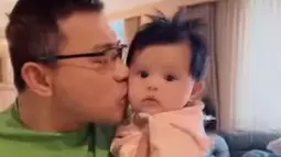 Manis banget, begini momen Anang Hermansyah habiskan waktu bersama. Terlihat sang kakek memberikan kecupan di pipi cucu kesayangannya tersebut.(instagram.com/ananghijau)