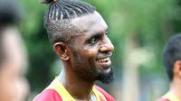Rudolof Yanto Basna sering dikira pemain asing. Yanto juga kerap dianggap berasal dari Jawa. (Bola.com/Robby Firly)