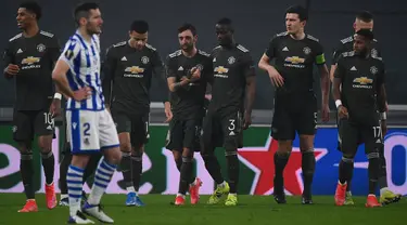 Gelandang Manchester United, Bruno Fernandes (tengah) berselebrasi usai mencetak gol ke gawang Real Sociedad pada leg pertama babak 32 besar Liga Europa di stadion Juventus, Turin (19/2/2021). Fernandes mencetak dua gol dan mengantar MU menang 4-0 atas Sociedad. (AFP/Marco Bertorello)