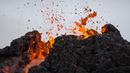 Aliran lava dari letusan gunung berapi di Semenanjung Reykjanes di barat daya Islandia pada Sabtu (20/3/2021). Letusan gunung berapi yang sudah lama tidak aktif mengirimkan aliran lava yang mengalir melintasi lembah kecil di Islandia itu sudah mereda. (AP Photo/Marco Di Marco)