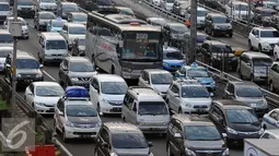 Kondisi kepadatan lalu lintas di Jalan Tol Dalam Kota, Jakarta, Jumat (1/7). Seiring berakhirnya jam kerja, sejumlah pemudik terlihat mulai meninggalkan kota Jakarta menuju kampung halaman. (Liputan6.com/Helmi Fithriansyah)