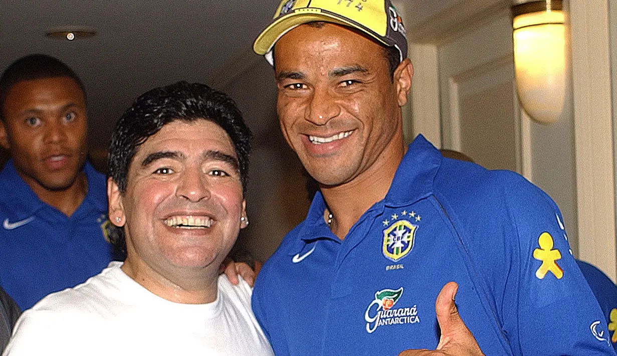 (6/6/2005) - Diego Maradona (kiri) berfoto bersama kapten Brasil, Cafu di sebuah hotel di Buenos Aires, Argentina menjelang pertemuan Argentina dan Brasil dalam Kualifikasi Piala Dunia 2006. (AFP/Nilton Santos/CBF)