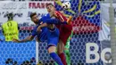 Penyerang Prancis Olivier Giroud berebut bola dengan bek Polandia Jan Bednarek pada matchday 3 Grup D Euro 2024 di Signal Iduna Park, Selasa (25/06/2024) malam WIB. (AP Photo/Darko Vojinovic)